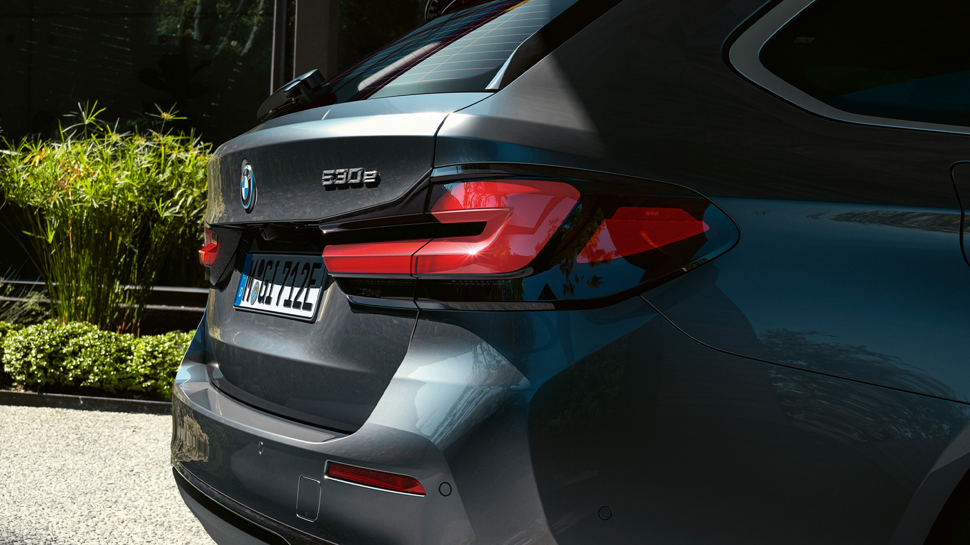Триизмерни задни светлини BMW Серия 5 Туринг G31 Триизмерни задни светлини BMW Серия 5 Туринг G31 фейслифт 2020 Sophisto Grey снимка отблизо отзад