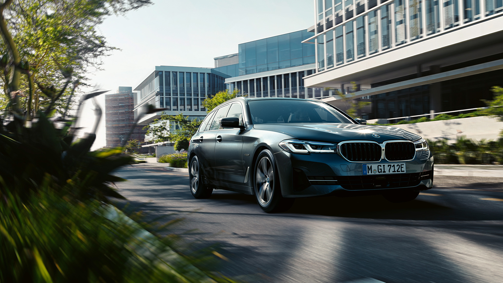 BMW Серия 5 Туринг G31 екстериор BMW Серия 5 Туринг G31 фейслифт 2020 Sophisto Grey три четвърти изглед отпред в движение в града