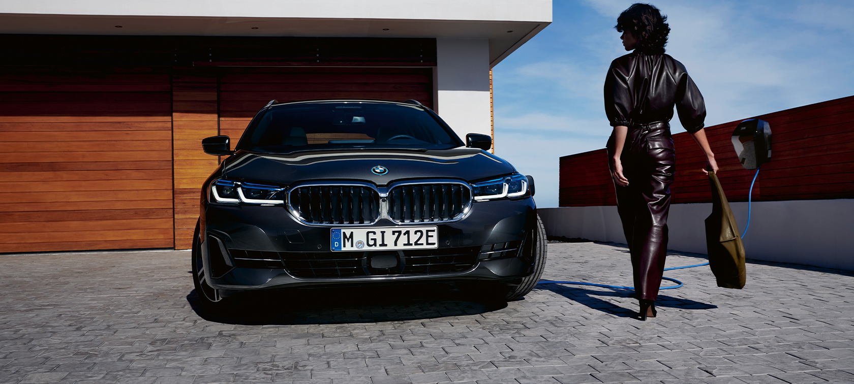 Plug-in хибрид BMW Серия 5 Туринг 2021 G31 изглед отпред при зареждане Plug-in хибрид BMW Серия 5 Туринг 2021 G31 изглед отпред при зареждане, с модел