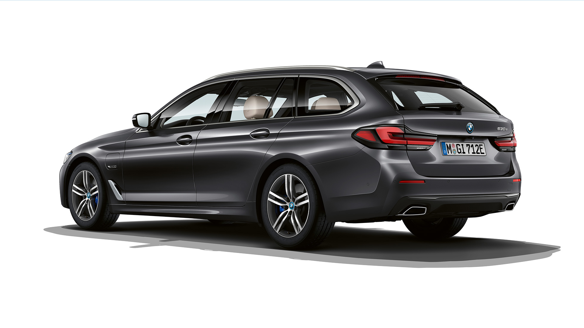 BMW Серия 5 Туринг G31 базово оборудване отзад BMW Серия 5 Туринг 530i G31 2020 базово оборудване Sophisto Grey три четвърти изглед отзад