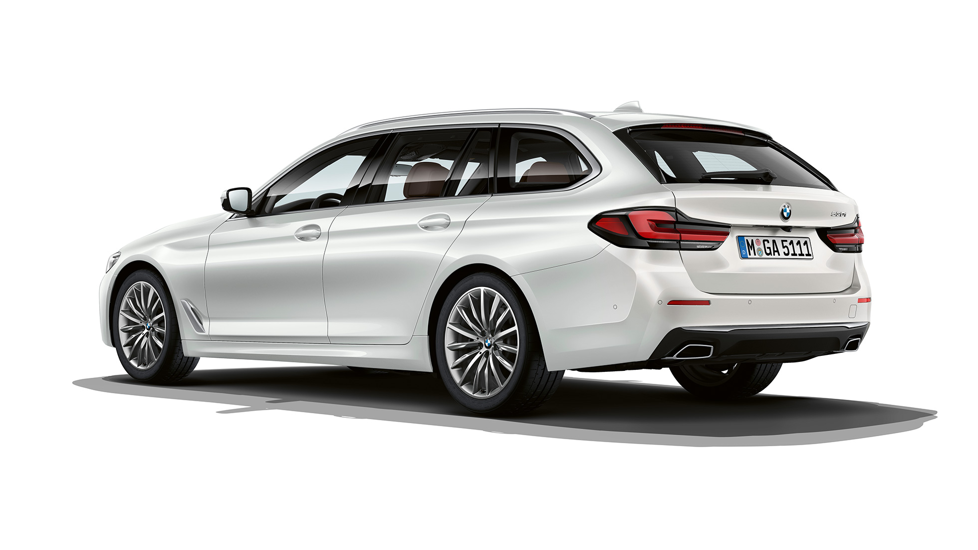 BMW Серия 5 Туринг Luxury Line отзад BMW Серия 5 Туринг 530i G31 2020 базово оборудване Mineral White три четвърти изглед отзад
