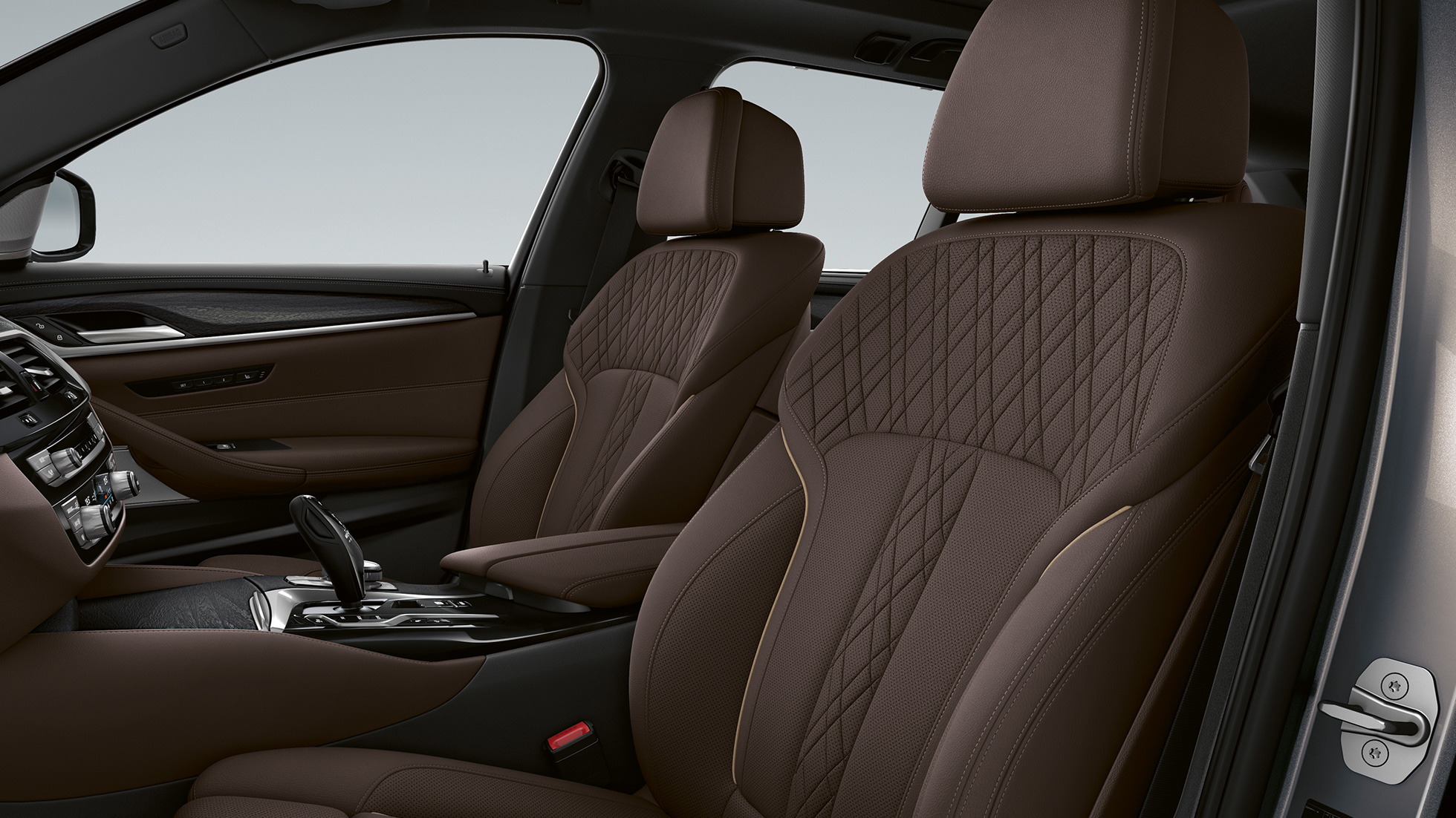 Тапицерия BMW Серия 5 Туринг G31 Luxury Line Кожена тапицерия 'Nappa' Mocha ексклузивен шев с кант в контрастен цвят BMW Серия 5 Туринг 530i G31 2020 Luxury Line интериор
