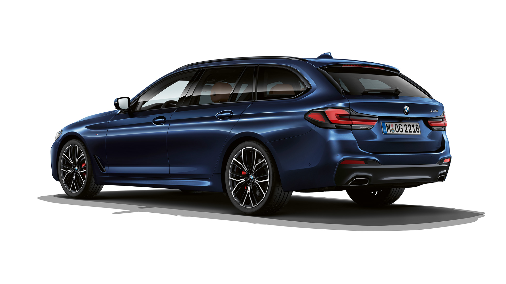 BMW Серия 5 Туринг M Спортен Пакет отпред BMW Серия 5 Туринг 530e G31 2020 М Спортен пакет Tanzanite Blue II Metallic три четвърти изглед отзад