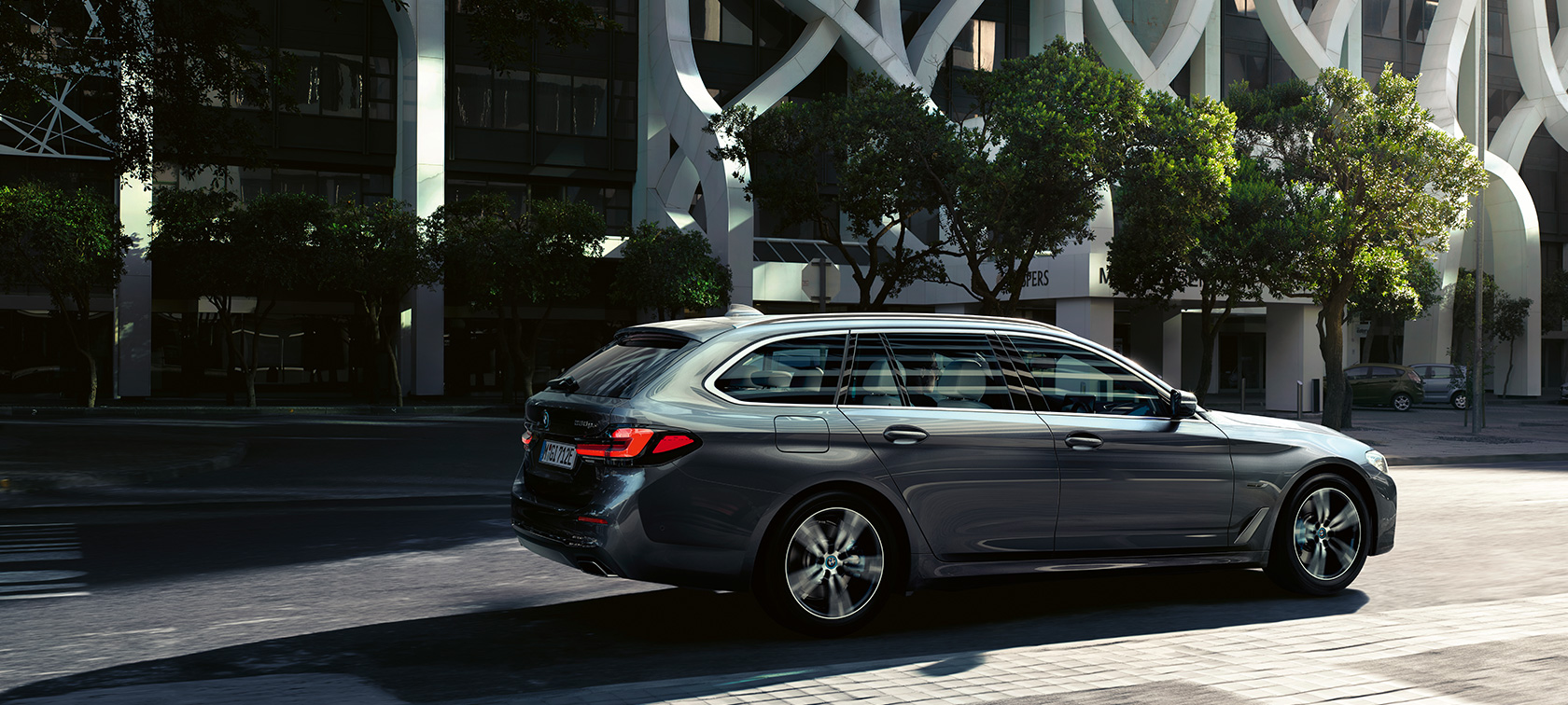 BMW Серия 5 Туринг G31 BMW Серия 5 Туринг G31 фейслифт 2020 Sophisto Grey изглед отстрани
