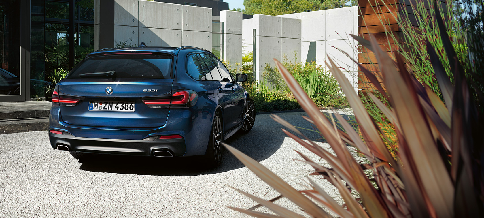 Аксесоари BMW Серия 5 Туринг G31 BMW Серия 5 Туринг BMW кутия за покрива 520 G31 фейслифт 2020 три четвърти изглед отпред в покой