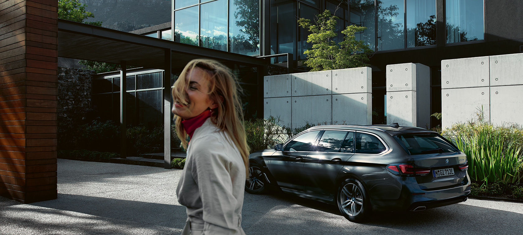 Жена пред паркирано BMW Серия 5 Туринг G31 BMW Серия 5 Туринг G31 фейслифт 2020 жена пред паркирано BMW