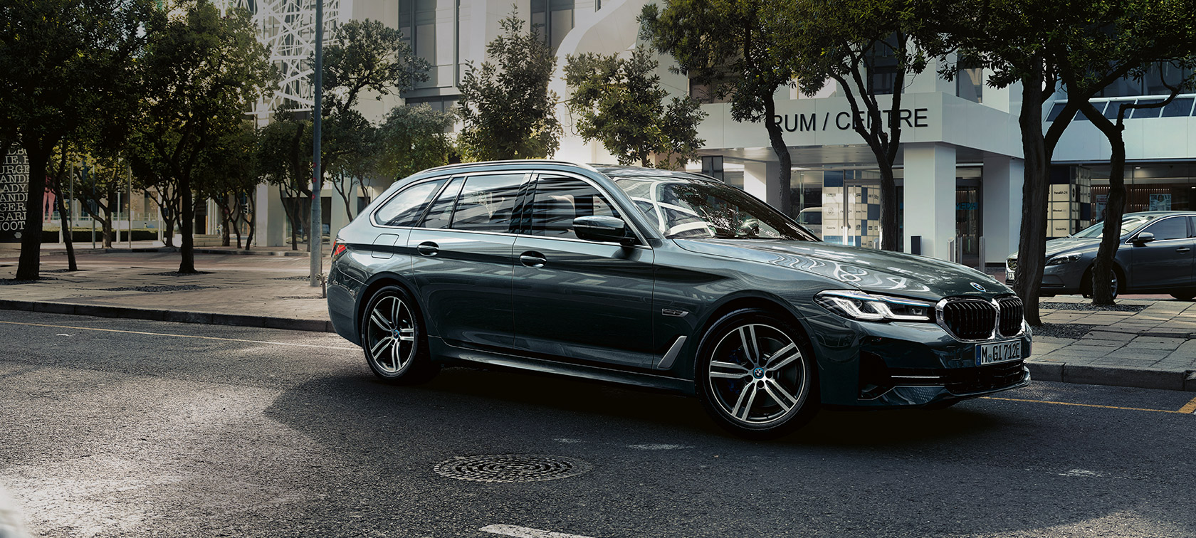 BMW Серия 5 Туринг G31 фейслифт 2020 Sophisto Grey 7/8 изглед отпред в движение в покрайнините на града