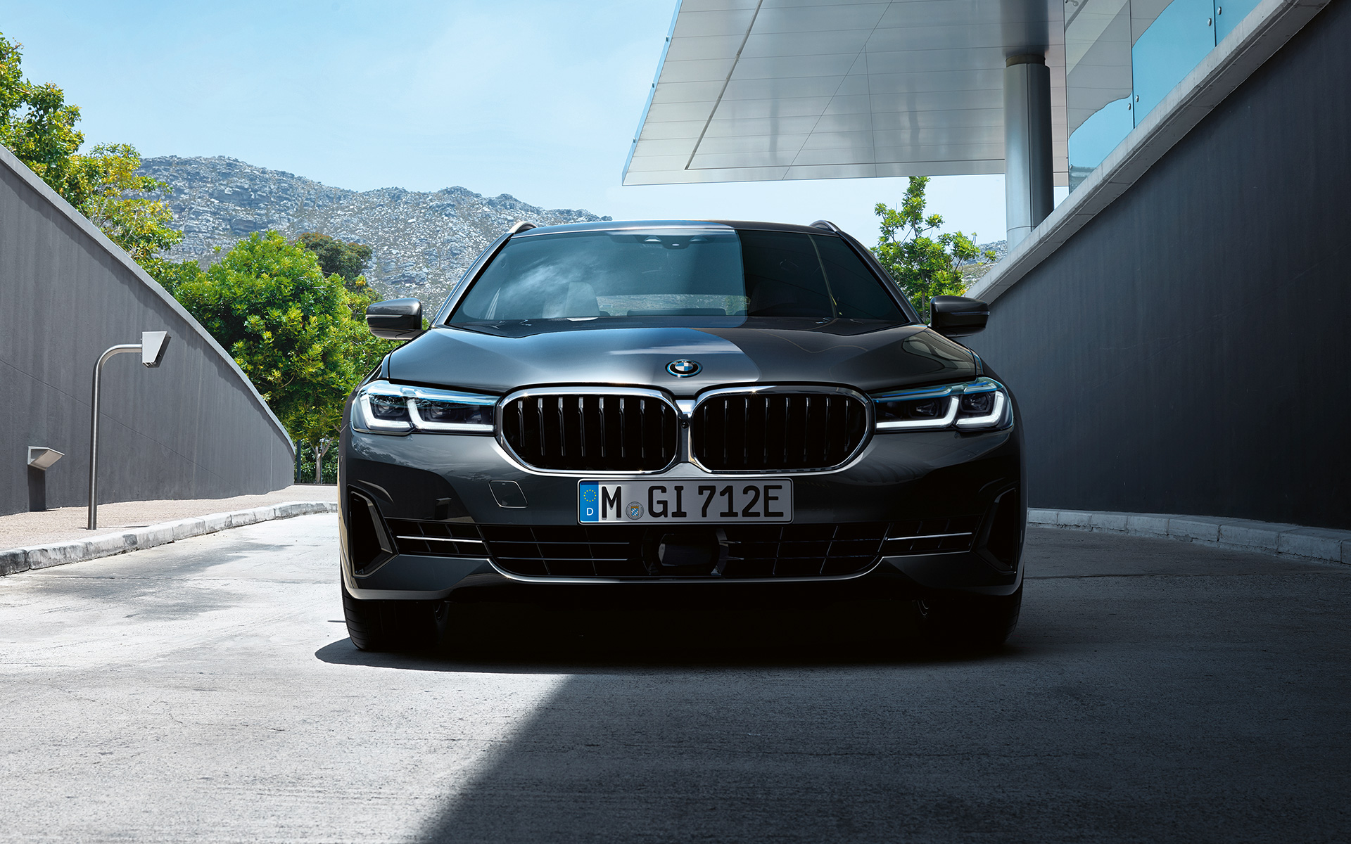 BMW бъбрековидна радиаторна решетка и предна броня BMW Серия 5 Туринг G31 LCI BMW бъбрековидна радиаторна решетка и предна броня BMW Серия 5 Туринг G31 фейслифт 2020 Sophisto Grey снимка отпред