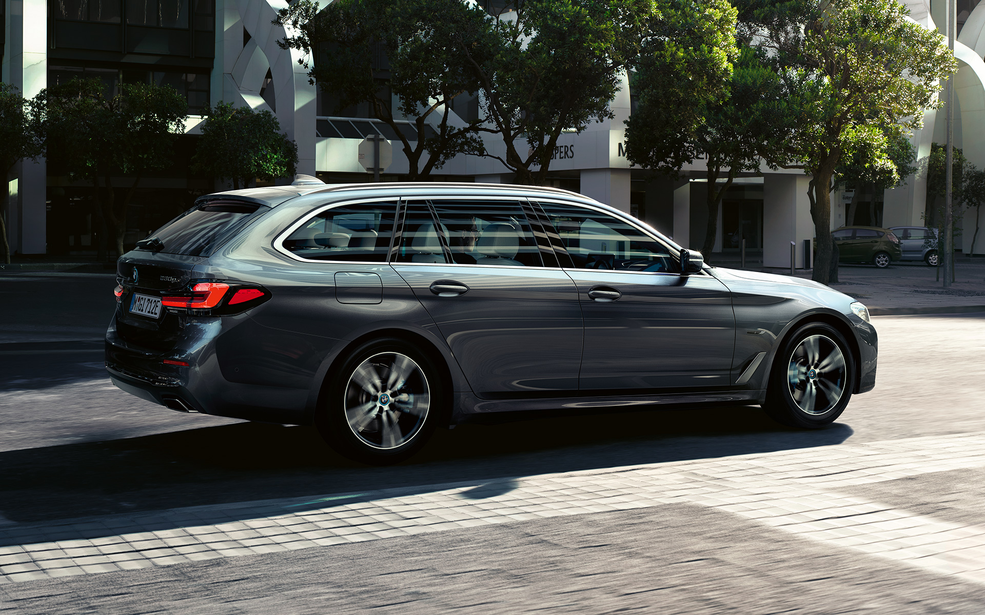 BMW Серия 5 Туринг G31 фейслифт 2020 Sophisto Grey 7/8 изглед отстрани BMW Серия 5 Туринг G31 фейслифт 2020 Sophisto Grey 7/8 изглед отстрани