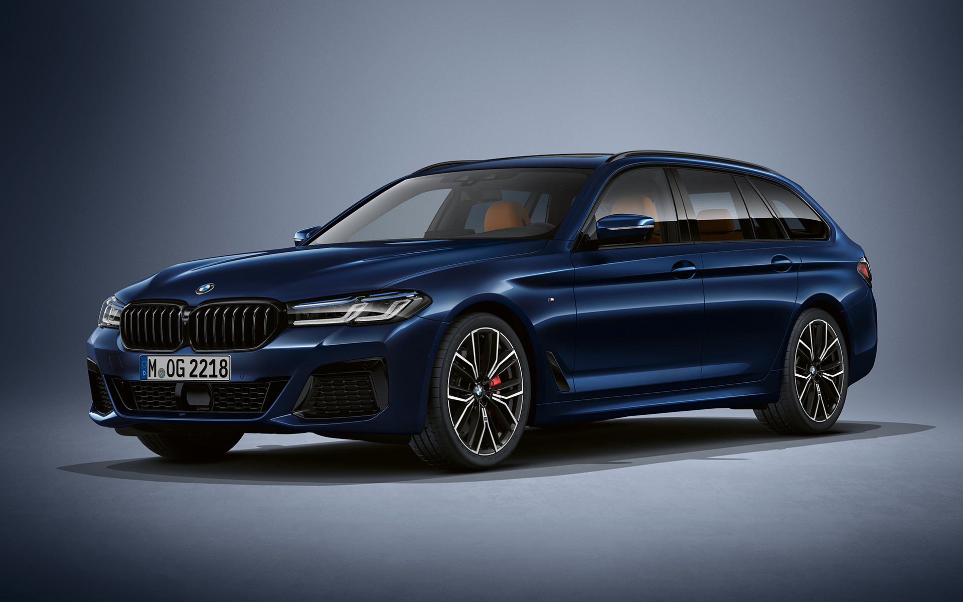 BMW Серия 5 Туринг G31 LCI в BMW Individual Tanzanite Blue metallic BMW Серия 5 Туринг Individual G31 фейслифт 2020 три четвърти изглед отпред в покой в цвят BMW Individual Tanzanite Blue metallic