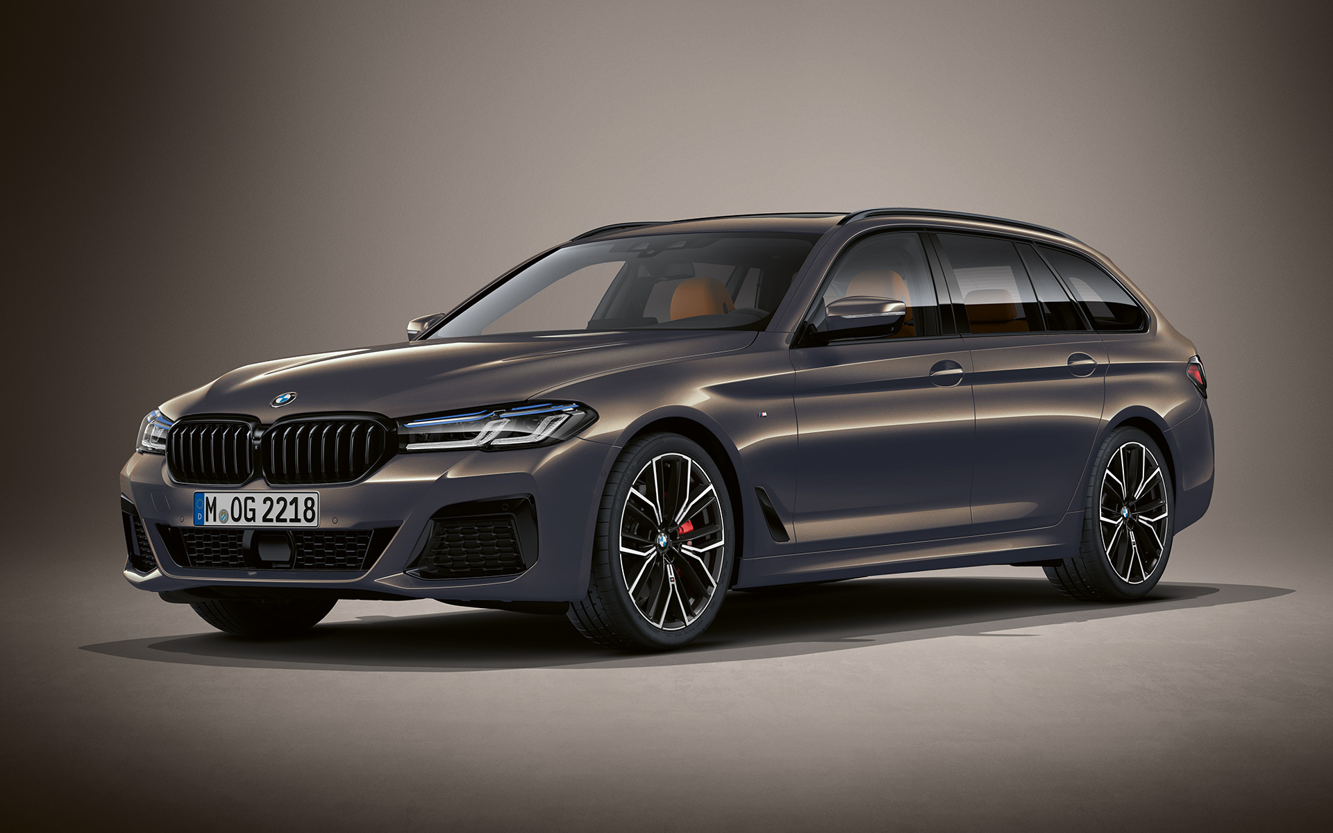BMW Серия 5 Туринг G31 LCI в BMW Individual Alvite Grey metallic BMW Серия 5 Туринг Individual G31 фейслифт 2020 три четвърти изглед отпред в покой в цвят BMW Individual Alvite Grey metallic