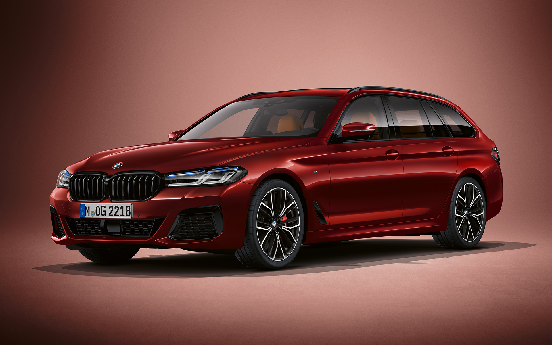 BMW Серия 5 Туринг G31 LCI в BMW Individual Aventurine Red metallic BMW Серия 5 Туринг Individual G31 фейслифт 2020 три четвърти изглед отпред в покой в цвят BMW Individual Aventurine Red metallic