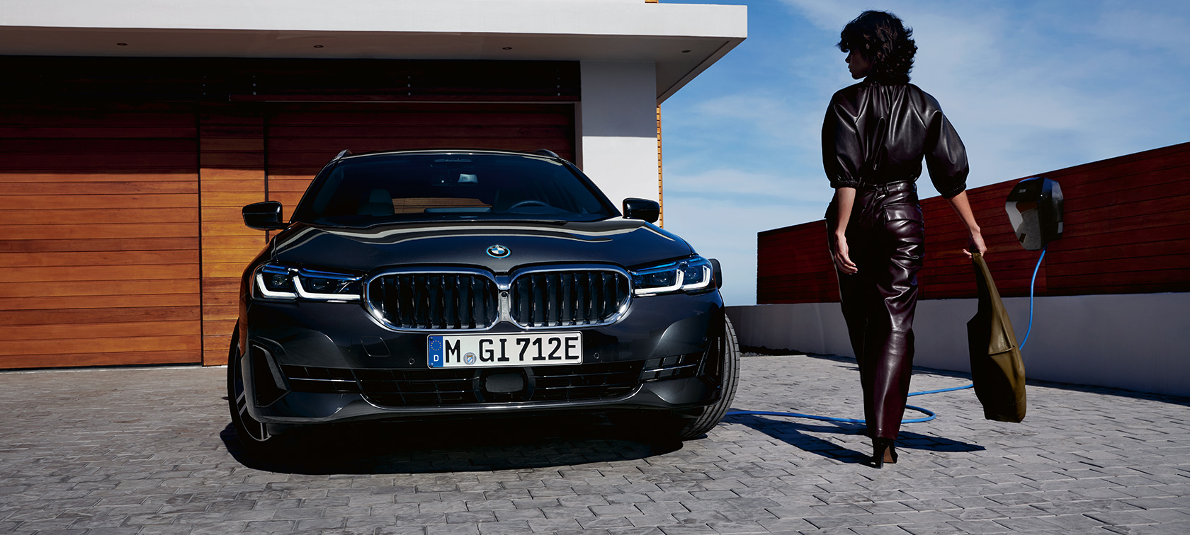 Plug-in хибрид BMW Серия 5 Туринг 2021 G31 LCI изглед отпред при зареждане Plug-in хибрид BMW Серия 5 Туринг 2021 G31 LCI изглед отпред при зареждане с модел