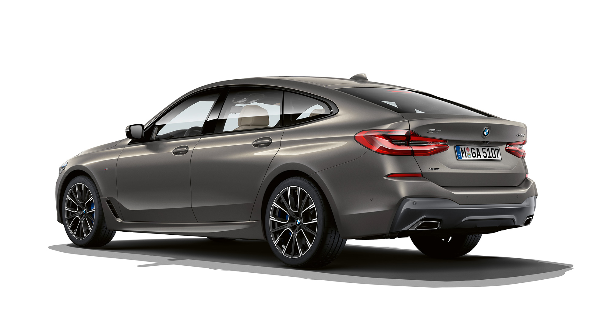 Задна част BMW Серия 6 Гран Туризмо М Спортен пакет G32 2020 BMW Серия 6 Гран Туризмо G32 640i xDrive 2020 M Спортен пакет Bernina Grey Bernsteineffekt три четвърти изглед отзад