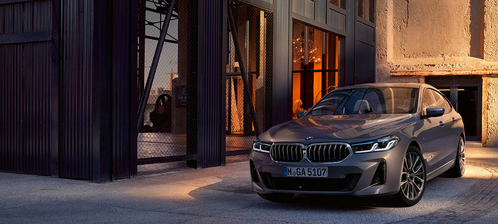 BMW Серия 6 Гран Туризмо G32 2020 BMW Серия 6 Гран Туризмо 640i xDrive G32 2020 Bernina Grey три четвърти изглед отпред в покой в хале