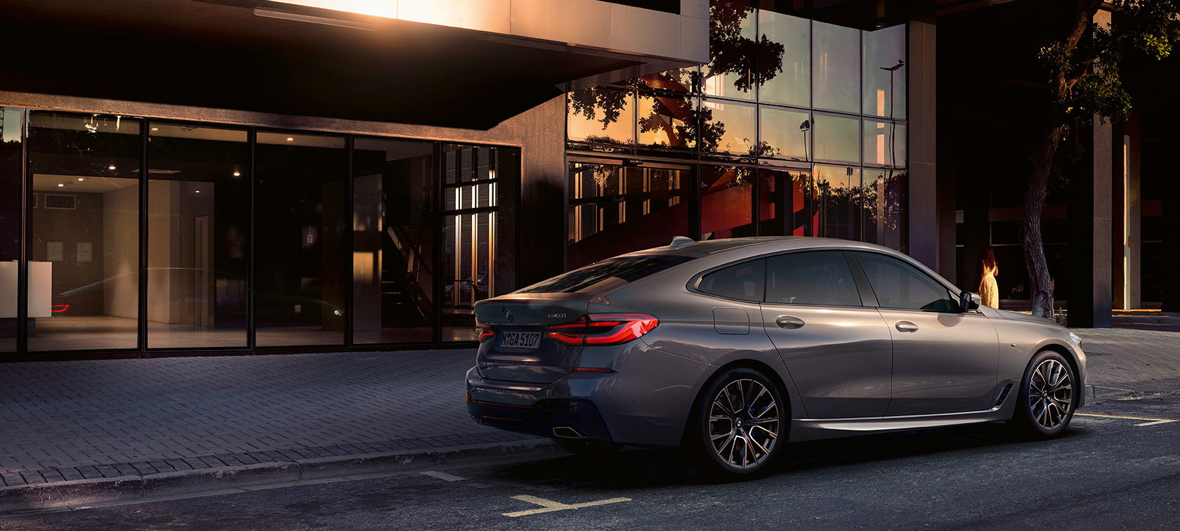 BMW Серия 6 Гран Туризмо G32 2020 BMW Серия 6 Гран Туризмо 640i xDrive G32 2020 Bernina Grey странична перспектива отзад паркирано пред сграда