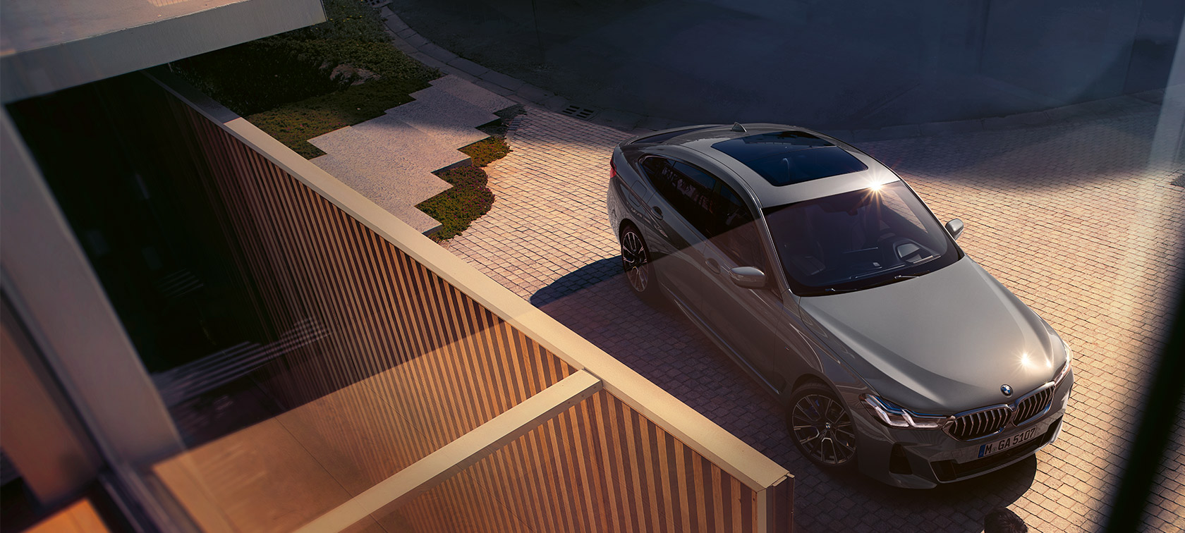 BMW Серия 6 Гран Туризмо 640i xDrive (G32), Bernina Grey BMW Серия 6 Гран Туризмо 640i xDrive (G32), три четвърти изглед отпред от високо, паркирано пред сграда