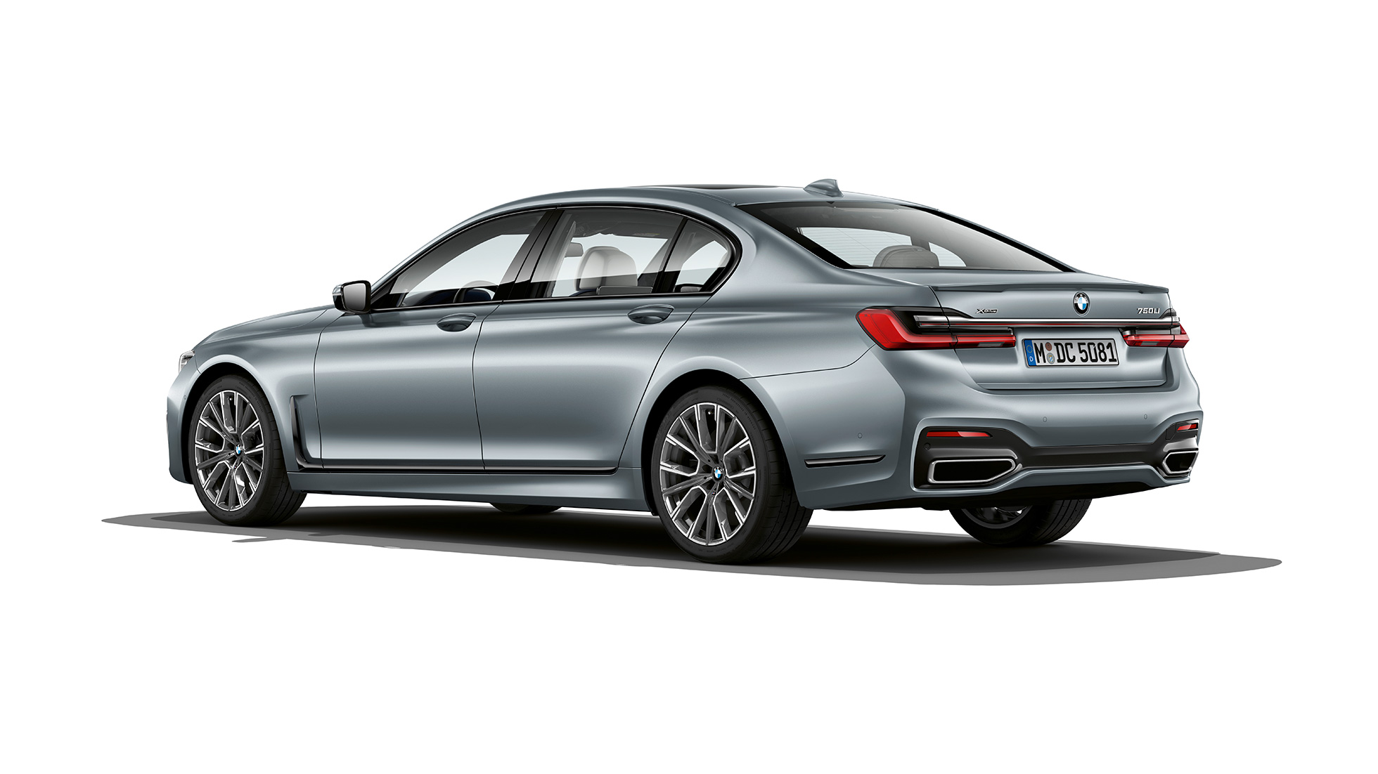 Сиво BMW Серия 7 с М Спортен пакет, три четвърти изглед отзад Сиво BMW Серия 7 с М Спортен пакет, три четвърти изглед отзад