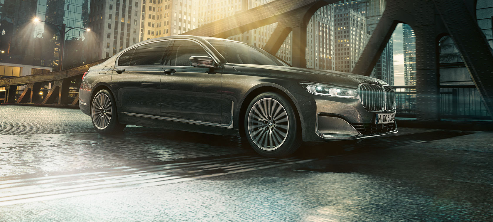 BMW Серия 7, изглед отстрани BMW Серия 7, изглед отстрани с отворена врата пред осветен хотел
