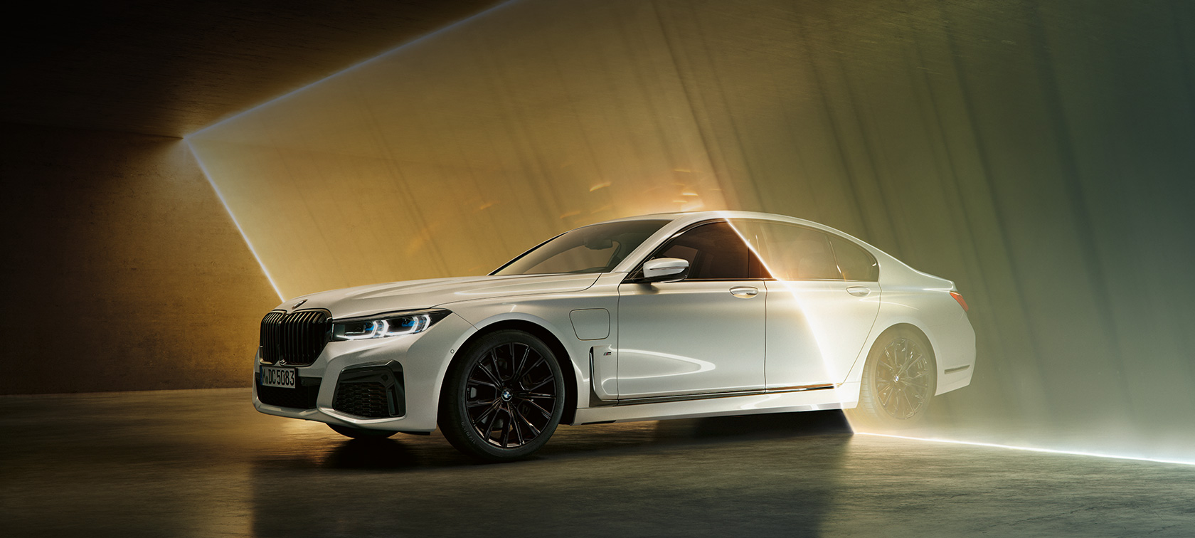 BMW Серия 7: бяло, три четвърти изглед отпред BMW Серия 7: три четвърти изглед отпред на бяло BMW под светлинни лъчи
