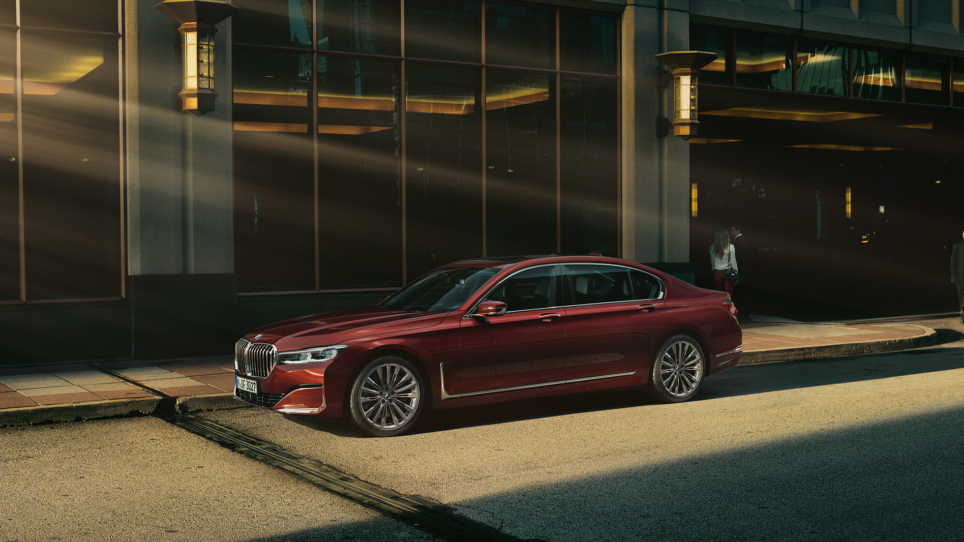 BMW Individual Серия 7, изглед отстрани BMW Individual Серия 7, червена, изглед отстрани на фона на града