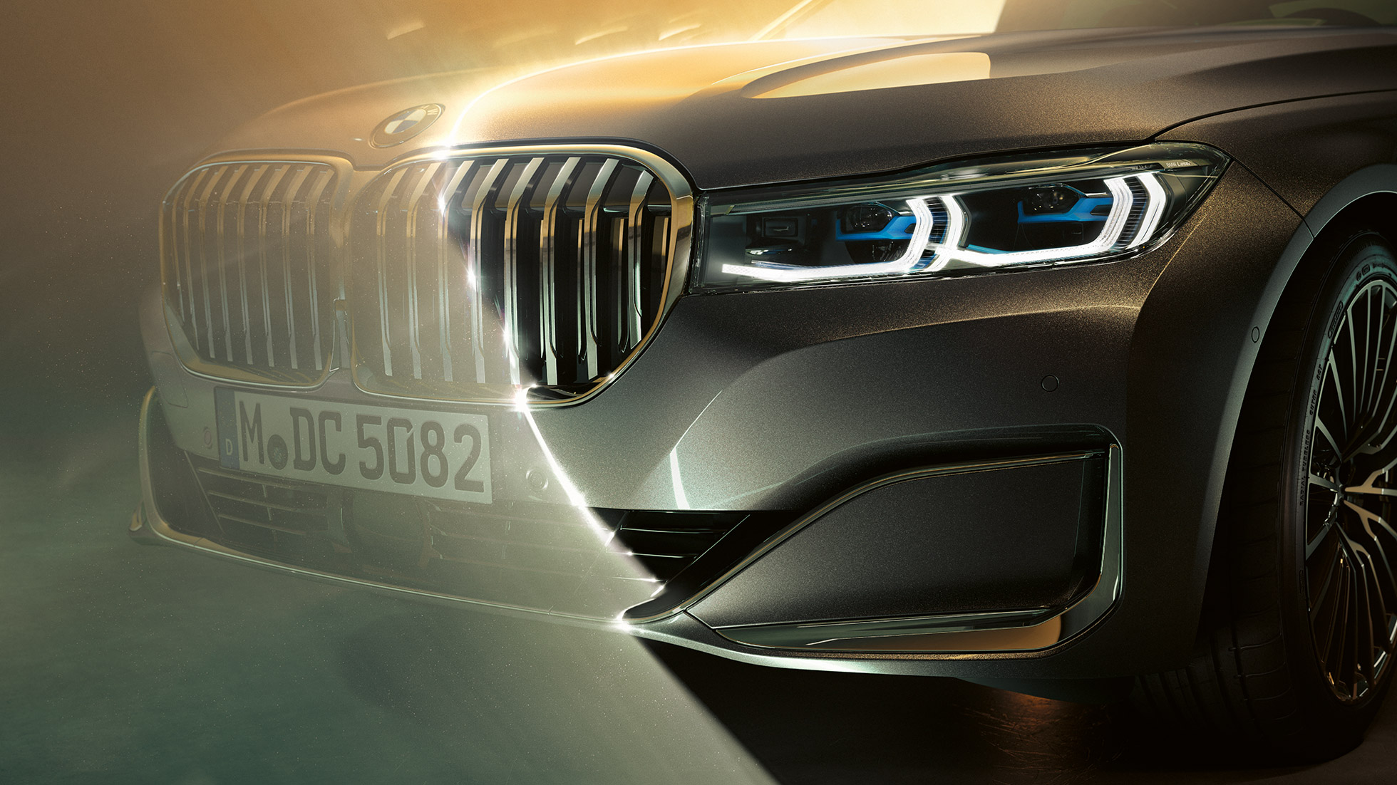 BMW Серия 7 бъбрековидна радиаторна решетка и лазерни светлини BMW Серия 7: снимка отблизо на предната част с голямата бъбрековидна радиаторна решетка и лазерни светлини