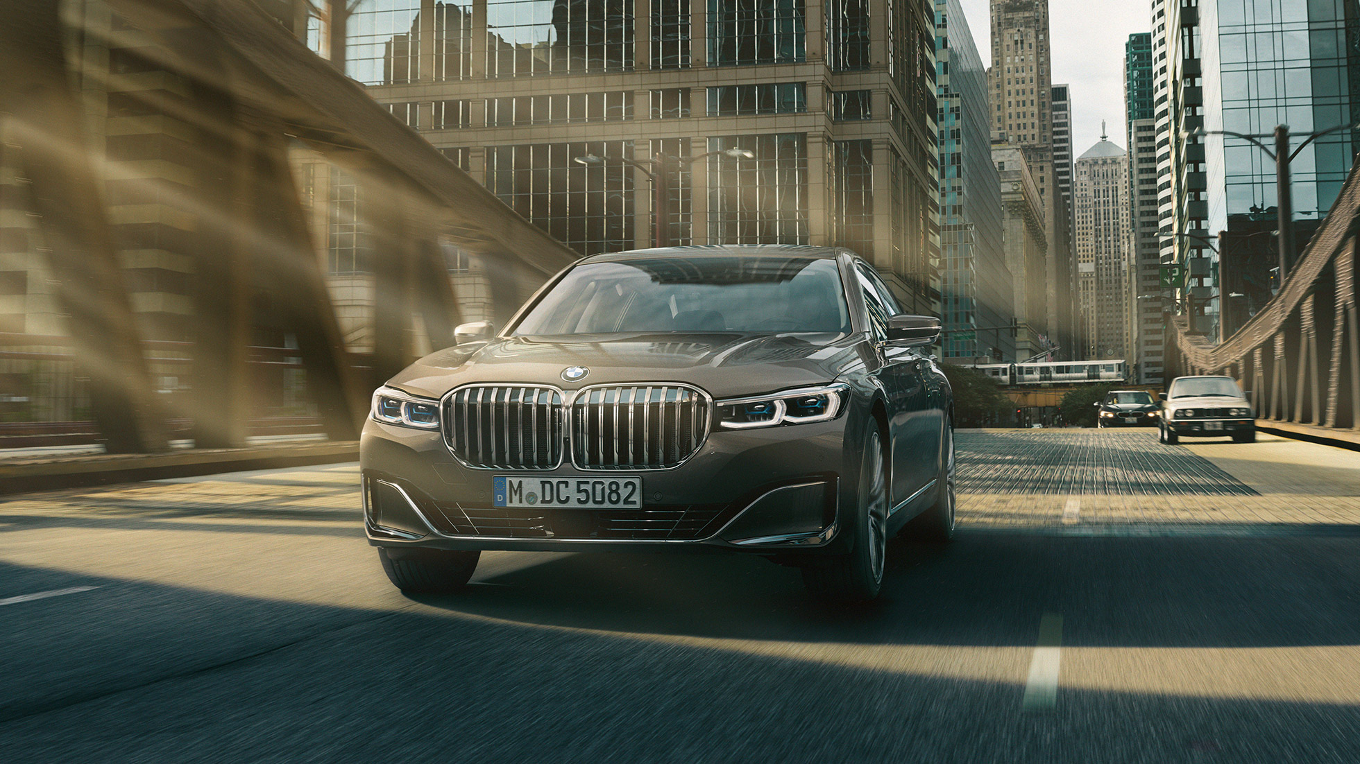 BMW Серия 7 асистиращи системи Асистиращи системи: BMW Серия 7 се движи на фона на града