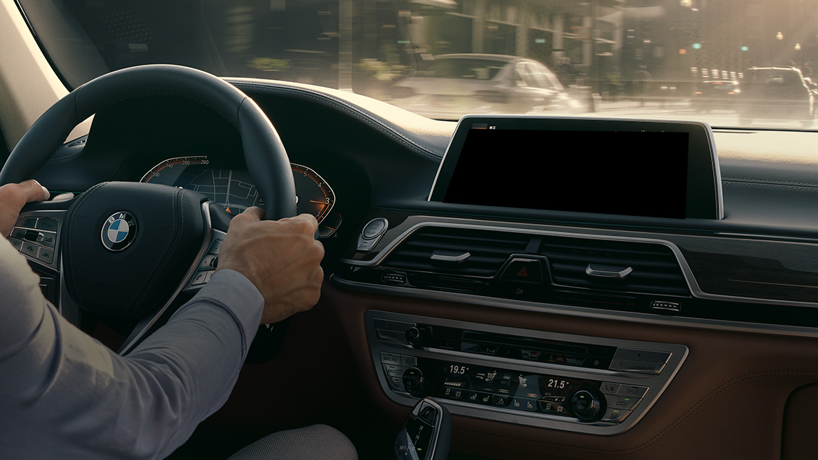 BMW Intelligent Personal Assistant BMW Intelligent Personal Assistant: мъж шофира BMW, снимка отблизо на Live Cockpit Professional
