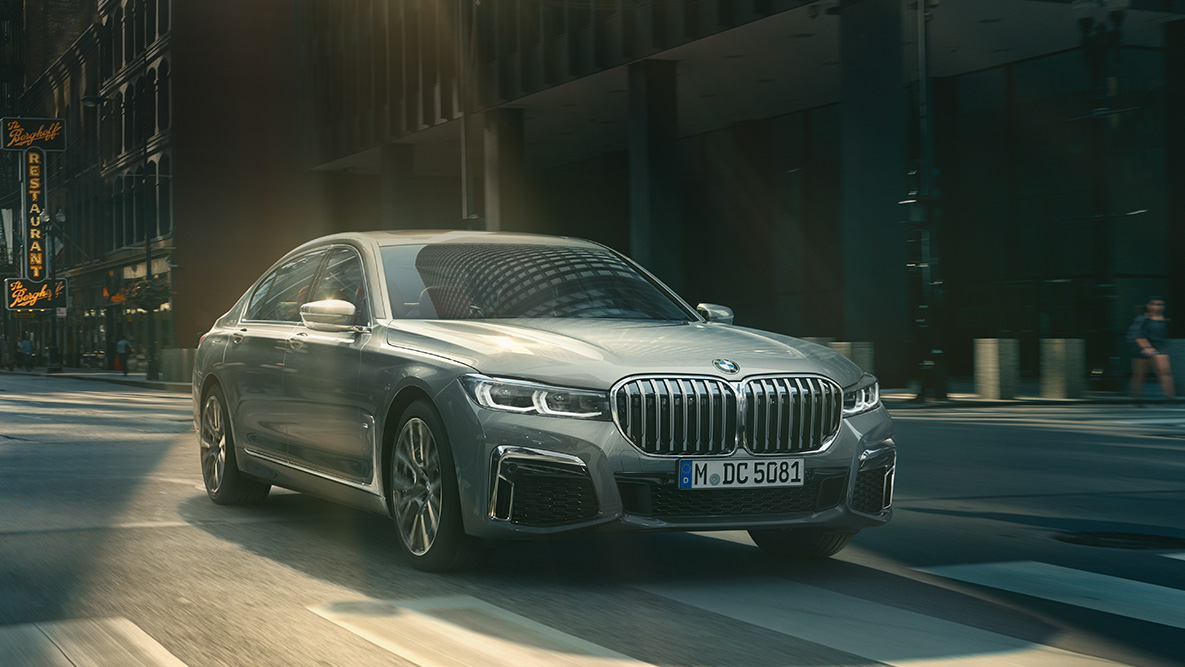 BMW Серия 7 Асистент за шофиране Professional Асистент за шофиране Professional: три четвърти изглед отпред на BMW Серия 7 в движение на фона на града