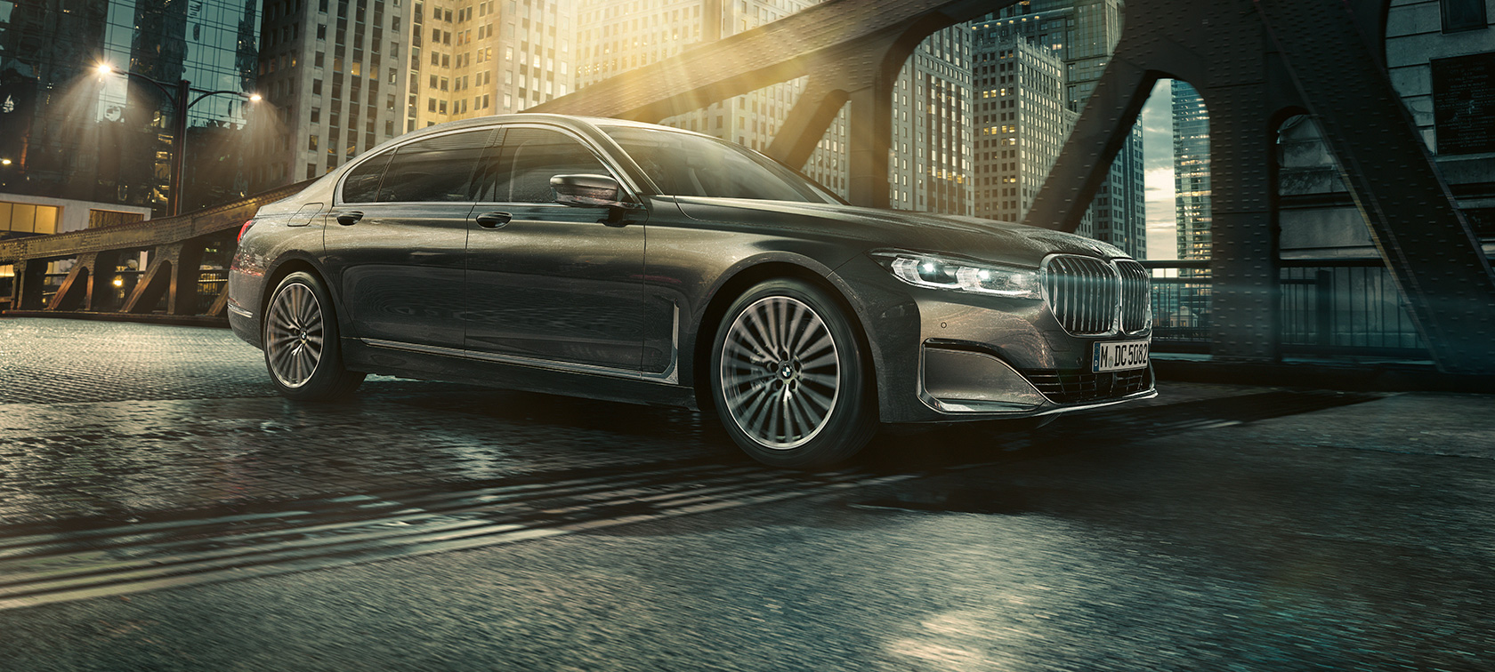 BMW Серия 7 G11 G12 2019 изглед отстрани BMW Серия 7 G11 G12 2019 Bernina Grey Amber Effect на фона на града три четвърти изглед отстрани