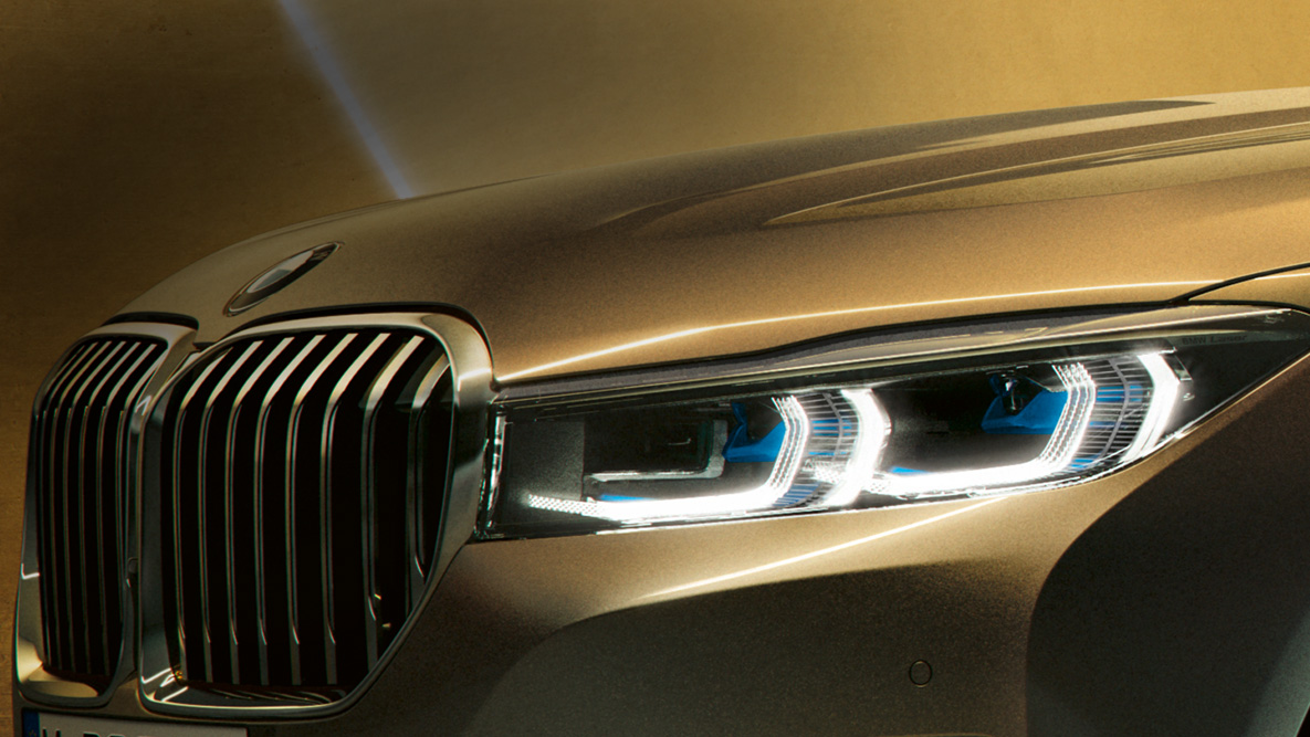 BMW Серия 7 G11 G12 2019 Лазерни светлини BMW Серия 7 G11 G12 2019 Bernina Grey Amber Effect снимка отблизо на лазерни светлини със синьо-бели лъчи