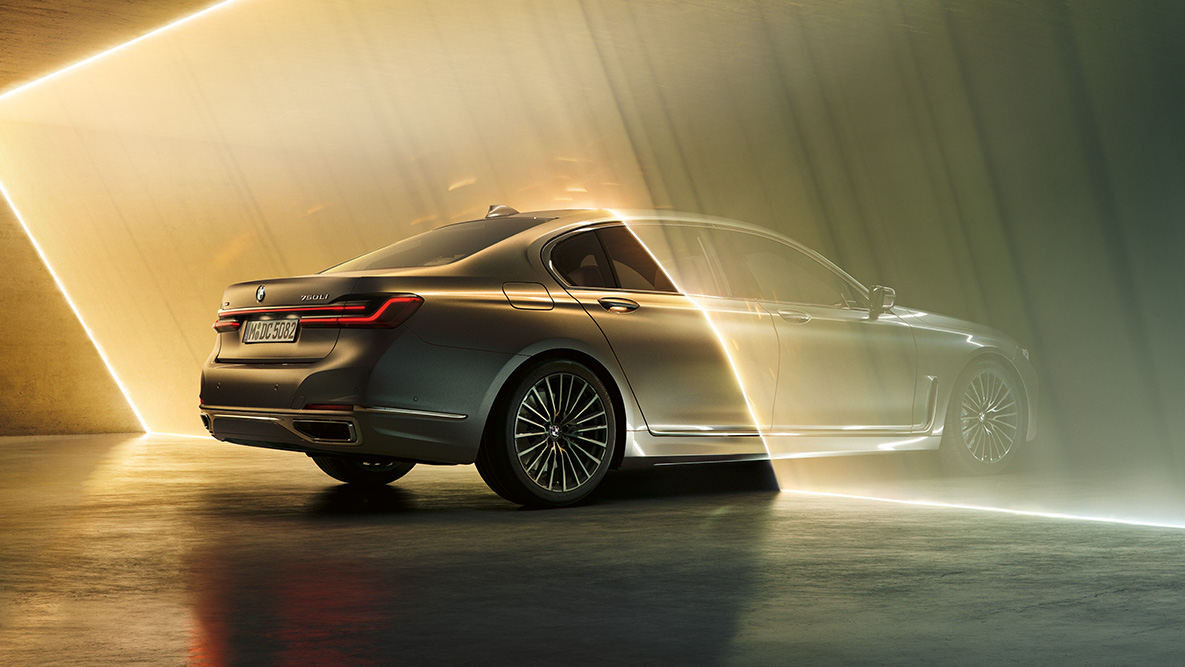 BMW Серия 7 G11 G12 2019 Bernina Grey BMW Серия 7 G11 G12 2019 Bernina Grey Amber Effect три четвърти изглед отзад, оградено от светлинни лъчи
