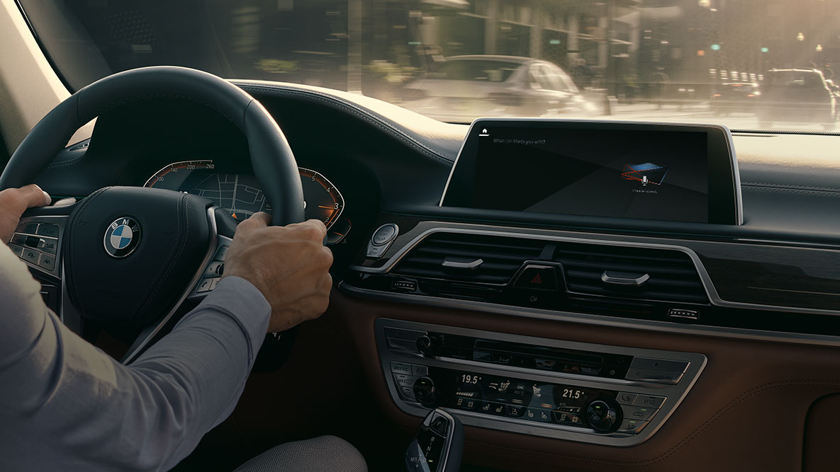 BMW Серия 7 G11 G12 2019 BMW Intelligent Personal Assistant BMW Серия 7 G11 G12 2019 мъж в кокпита, поглед към дисплея с BMW Intelligent Personal Assistant