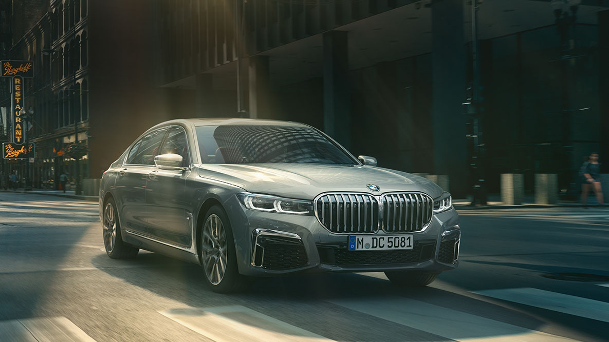 BMW Серия 7 G11 G12 2019 Асистент за шофиране Professional BMW Серия 7 G11 G12 2019 три четвърти изглед отпред в движение на фона на града Асистент за шофиране Professional