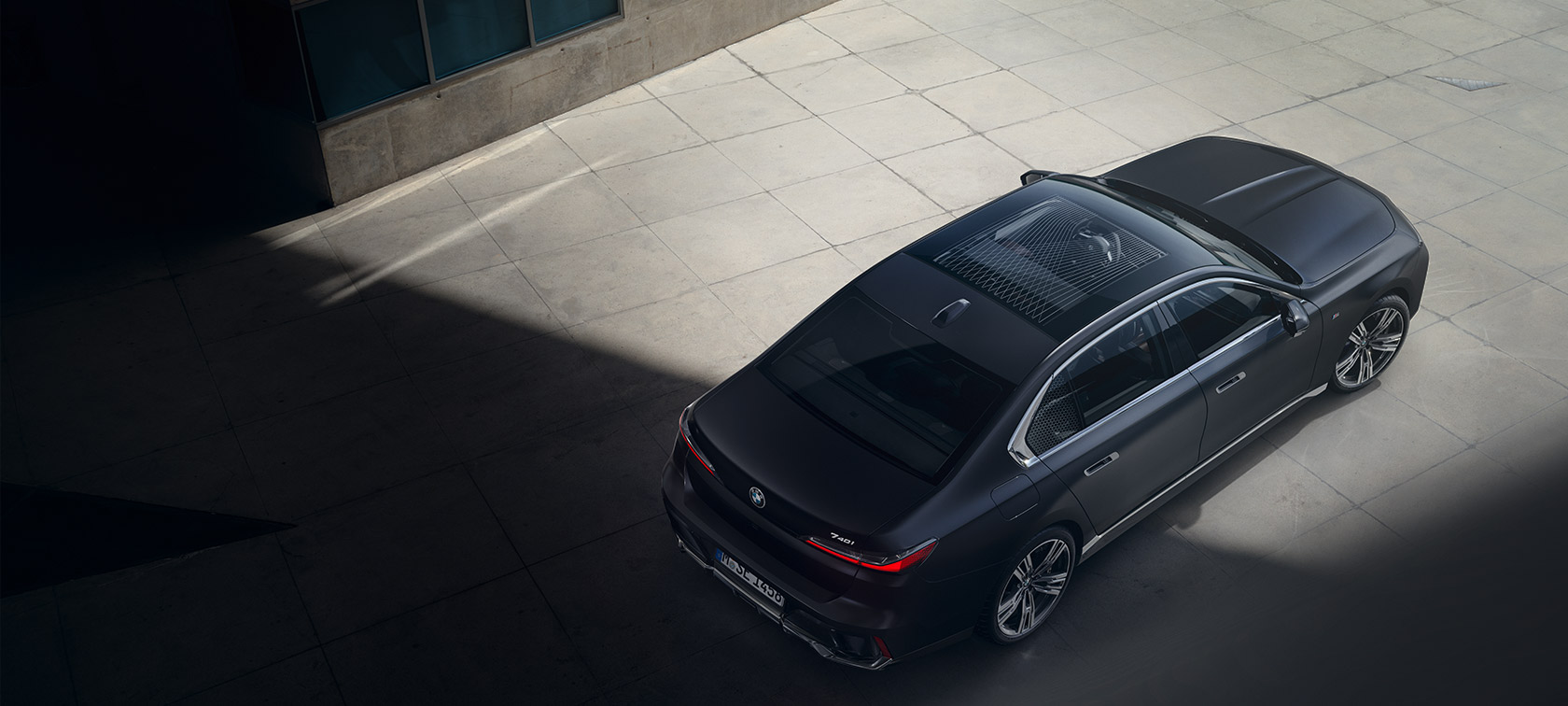 BMW Серия 7 G70 ICE 740i M спортен пакет изглед отгоре отзад BMW Серия 7 G70 ICE 740i M спортен пакет, Frozen Deep grey metallic, 21-инчови алуминиеви джанти със звездовидни спици 908 изглед отгоре отзад