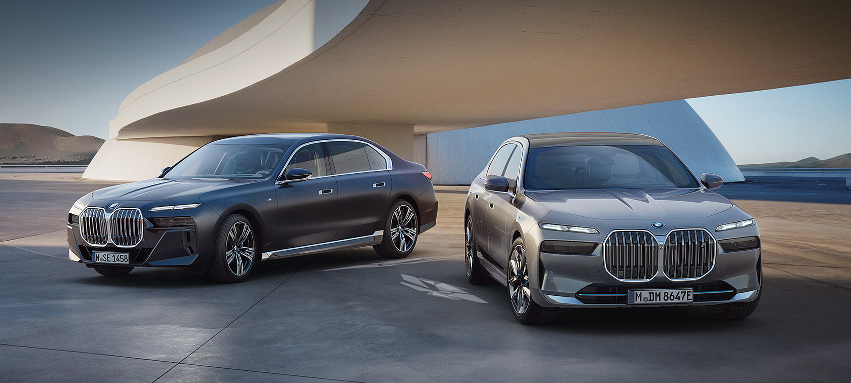 BMW Серия 7 (E23) три четвърти изглед отпред BMW Серия 7 (G12) 7/8 изглед отстрани, и двете в покой BMW Серия 7 (E23) три четвърти изглед отпред BMW Серия 7 (G12) 7/8 изглед отстрани, и двете в покой