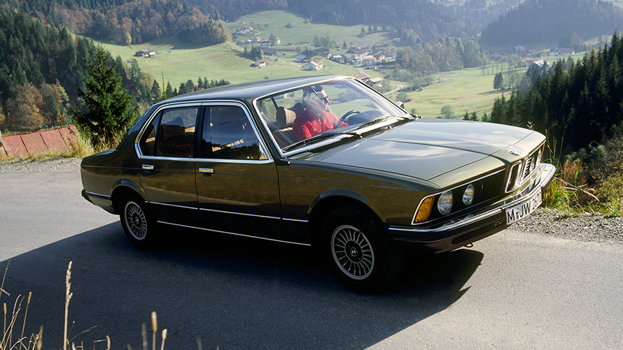 BMW Серия 7 (E23) 7/8 изглед отстрани в движение BMW Серия 7 (E23) 7/8 изглед отстрани в движение