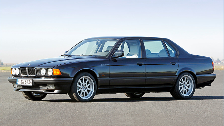 BMW Серия 7 (E32) 7/8 изглед отстрани в покой BMW Серия 7 (E32) 7/8 изглед отстрани в покой