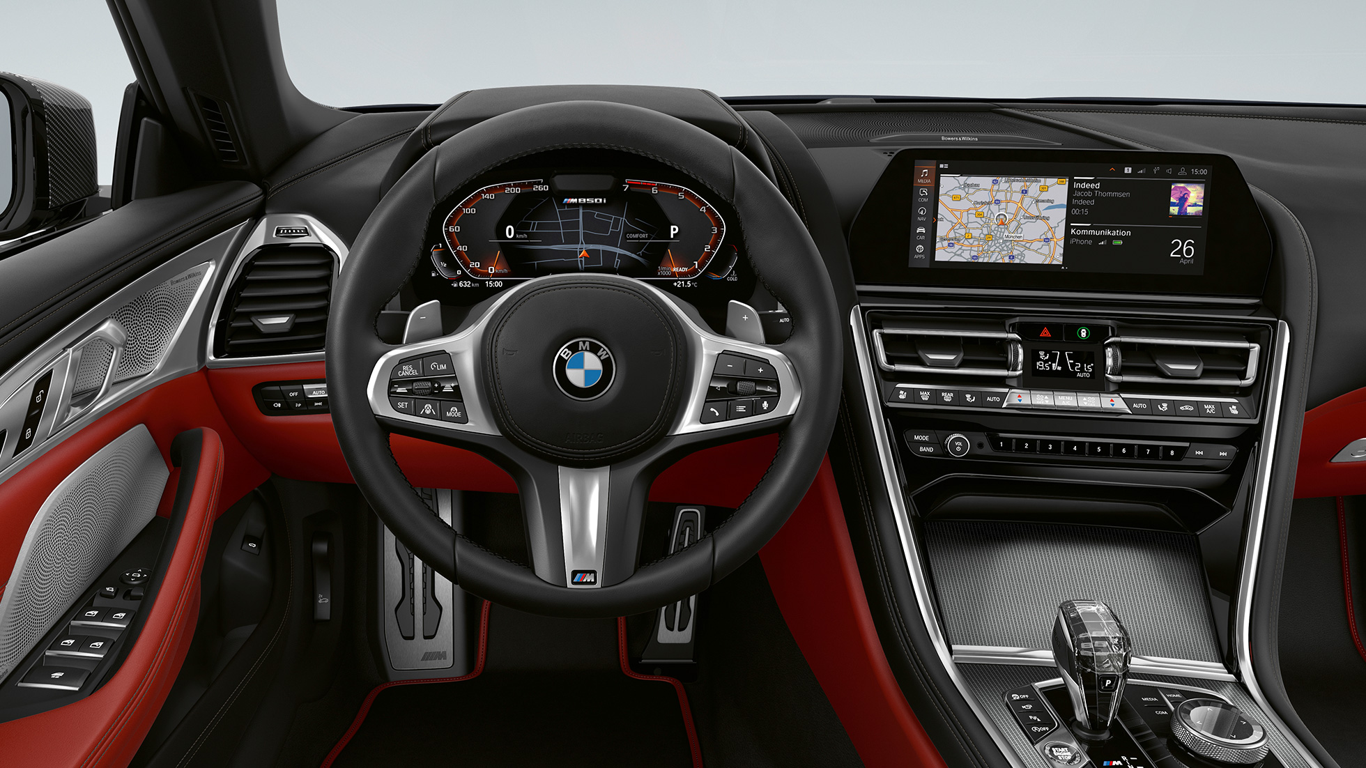 BMW M850i xDrive, Carbon Black metallic, кокпит с М кожен волан. BMW M850i xDrive, Carbon Black metallic, кокпит с М кожен волан.