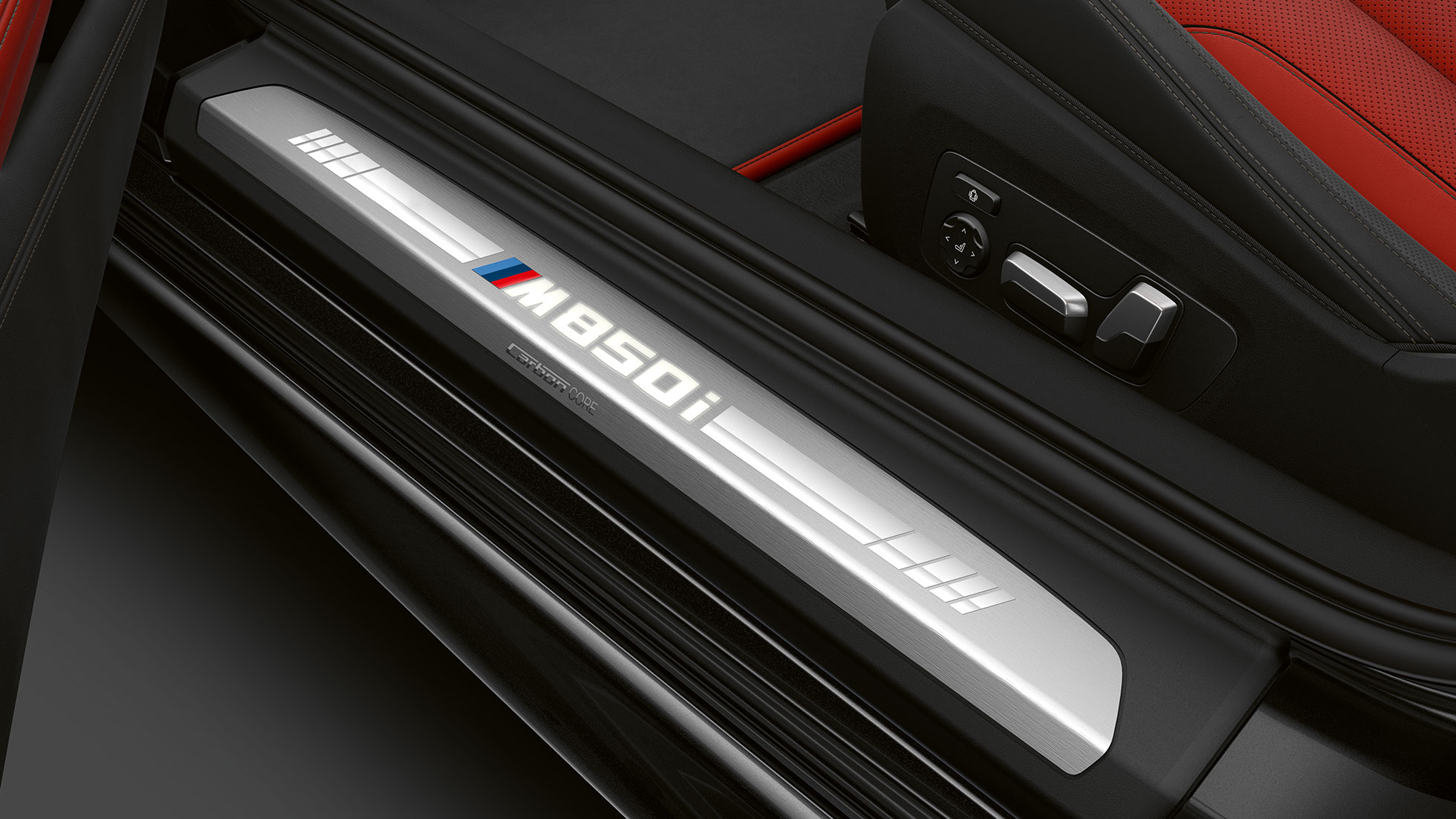 BMW M850i xDrive, Carbon Black metallic, лайстна на прага. BMW M850i xDrive, Carbon Black metallic, лайстна на прага.