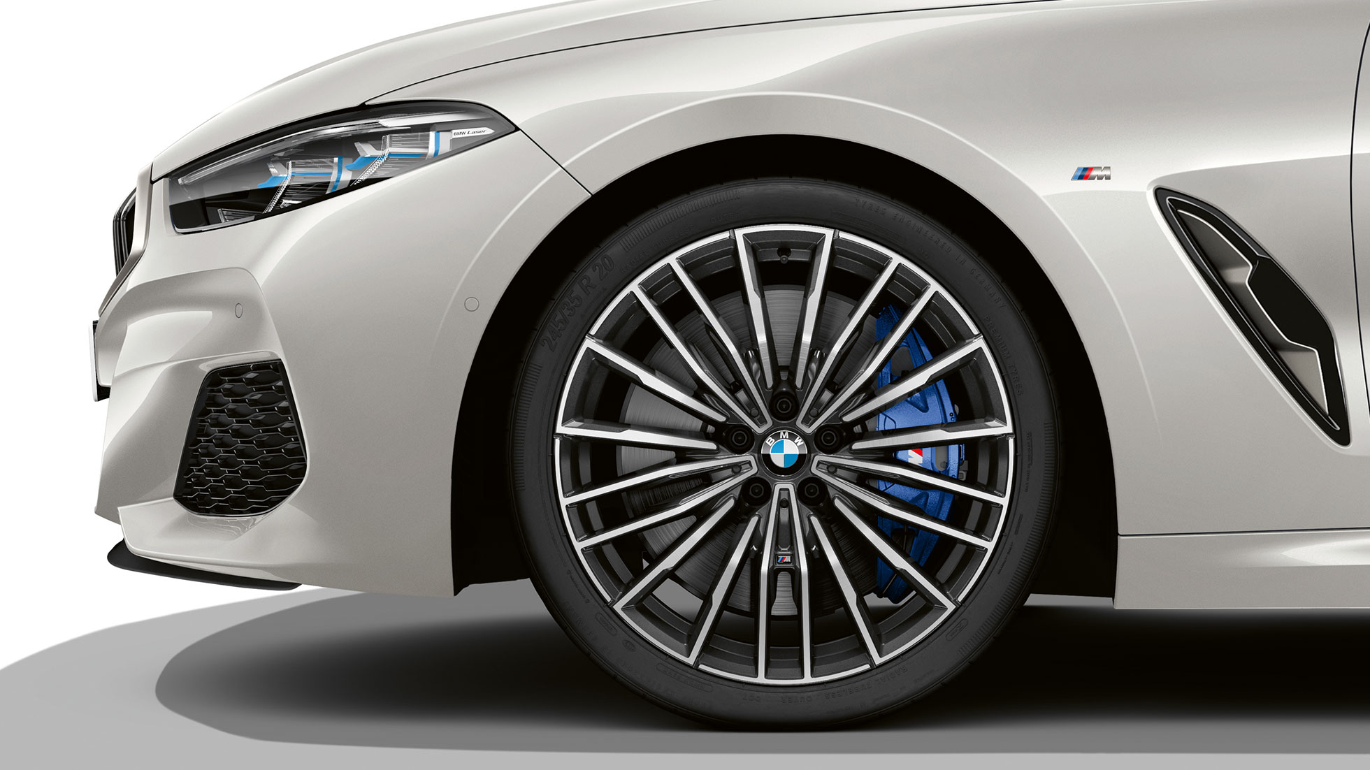 BMW M850i xDrive, Mineral White metallic, 20-инчови алуминиеви джанти multi-spoke 729 M. BMW M850i xDrive, Mineral White metallic, 20-инчови алуминиеви джанти multi-spoke 729 M.