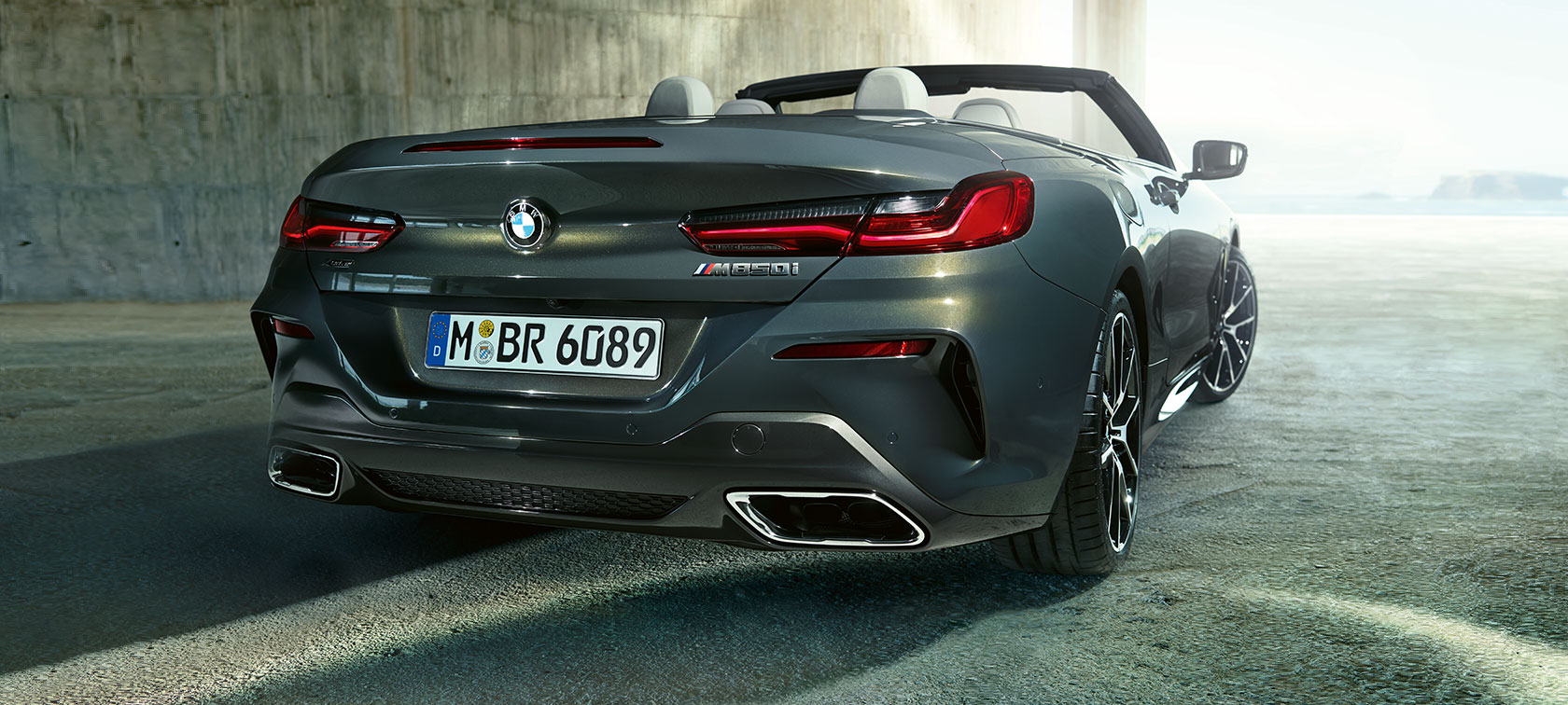 BMW M850i xDrive Dravit Grey metallic, три четвърти изглед отзад. BMW M850i xDrive Dravit Grey metallic, три четвърти изглед отзад.