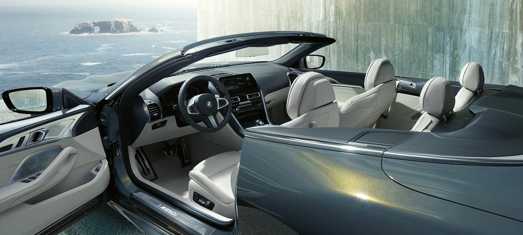 BMW M850i xDrive Dravit Grey metallic, изглед отстрани, отворени мек покрив и врата. BMW M850i xDrive Dravit Grey metallic, изглед отстрани, отворени мек покрив и врата.