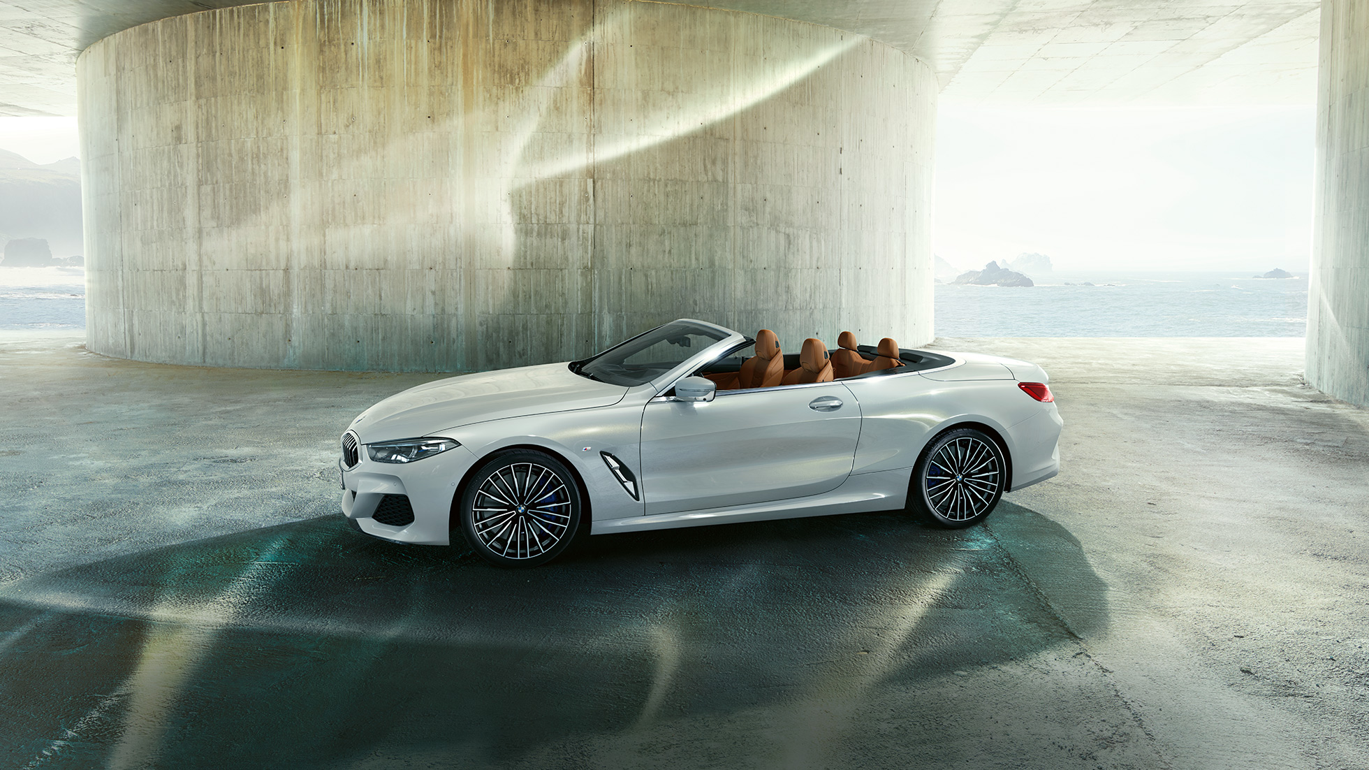 BMW M850i xDrive в Mineral White metallic, изглед отстрани с отворен мек покрив. BMW M850i xDrive в Mineral White metallic, изглед отстрани с отворен мек покрив.