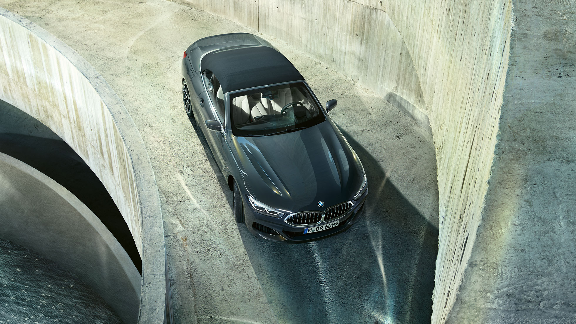 BMW M850i xDrive Dravit Grey metallic, с черен текстилен покрив, от перспектива „птичи поглед“. BMW M850i xDrive Dravit Grey metallic, с черен текстилен покрив, от перспектива „птичи поглед“.