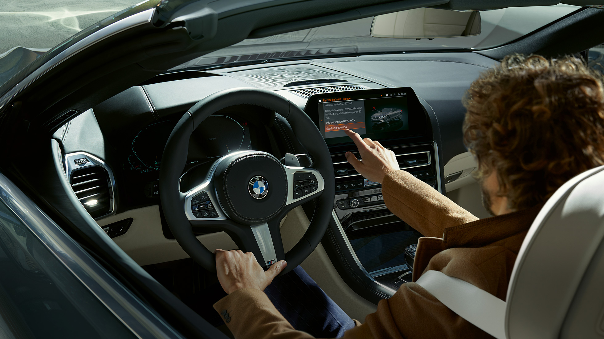 BMW M850i xDrive, водачът управлява BMW Live Cockpit Professional с докосване. BMW M850i xDrive, водачът управлява BMW Live Cockpit Professional с докосване.
