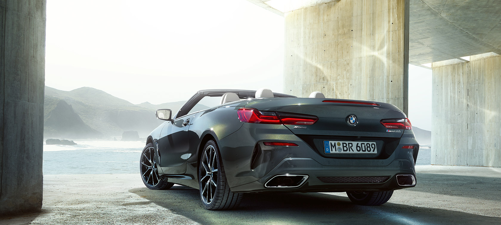 BMW M850i xDrive Dravit Grey metallic, три четвърти изглед отзад отляво BMW M850i xDrive Dravit Grey metallic, три четвърти изглед отзад отляво