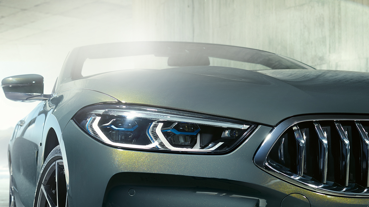 BMW M850i xDrive Dravit Grey metallic, предна част с BMW Лазерни светлини отляво. BMW M850i xDrive Dravit Grey metallic, предна част с BMW Лазерни светлини отляво.