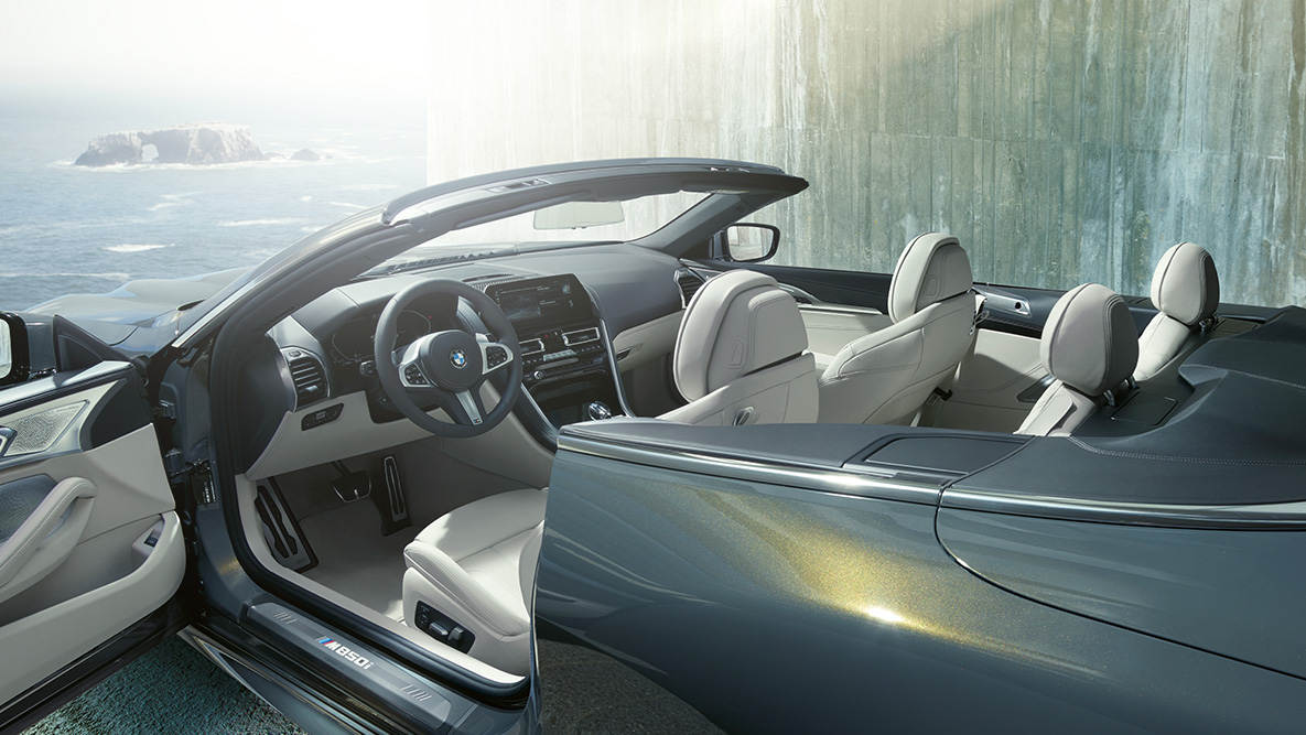 BMW M850i xDrive Dravit Grey metallic, интериор, отворен текстилен покрив и врата. BMW M850i xDrive Dravit Grey metallic, интериор, отворен текстилен покрив и врата.