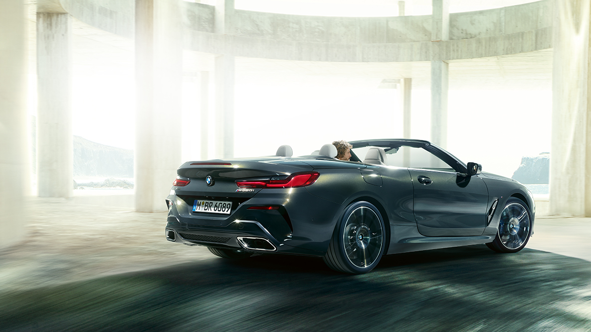 BMW M850i xDrive, с отворен покрив, в движение, изглед отстрани. BMW M850i xDrive, с отворен покрив, в движение, изглед отстрани.